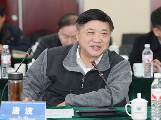 一些人在桌子前 AI 生成的内容可能不正确。