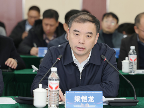 一群人坐在桌子前 AI 生成的内容可能不正确。